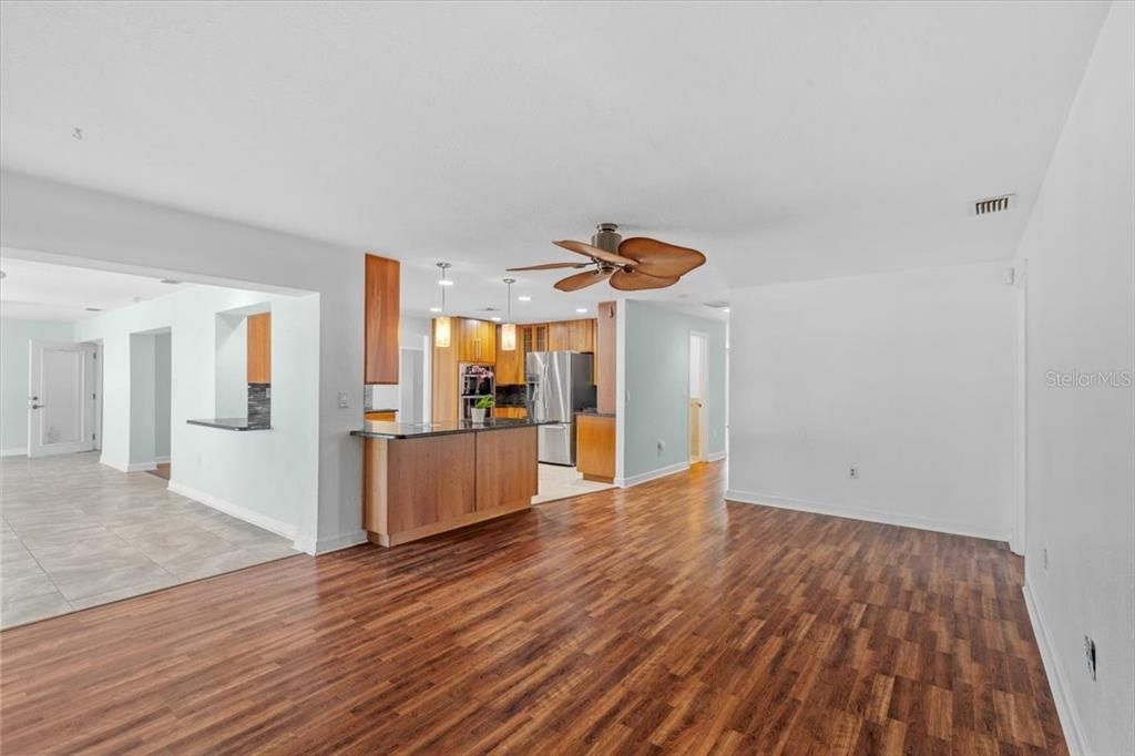 Под контрактом: $1,450,000 (5 спален, 2 ванн, 3082 Квадратных фут)