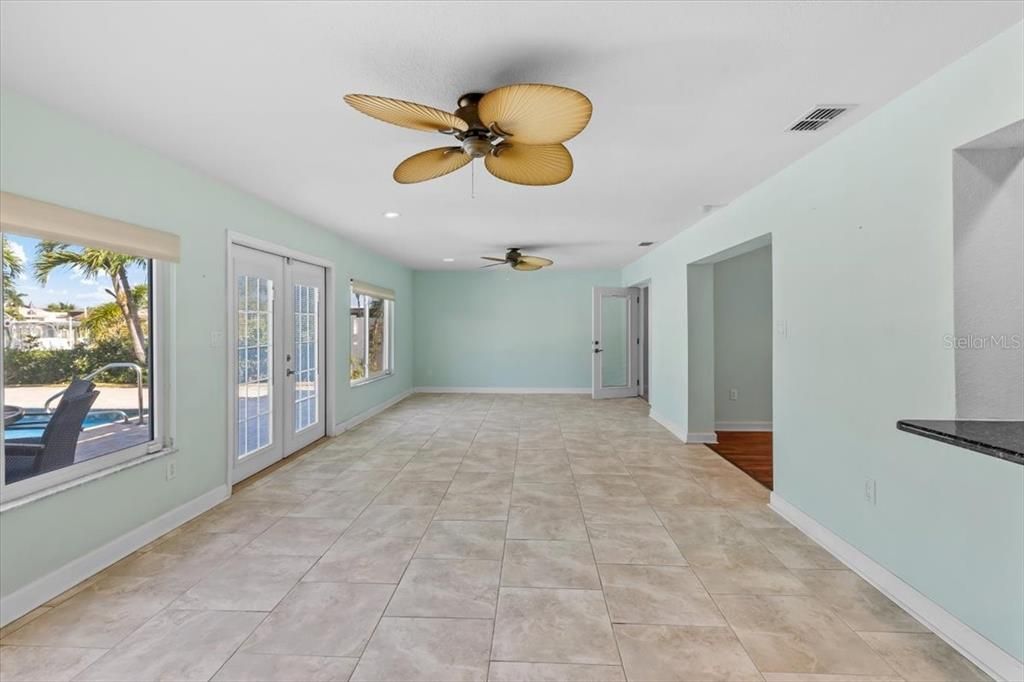 Под контрактом: $1,450,000 (5 спален, 2 ванн, 3082 Квадратных фут)