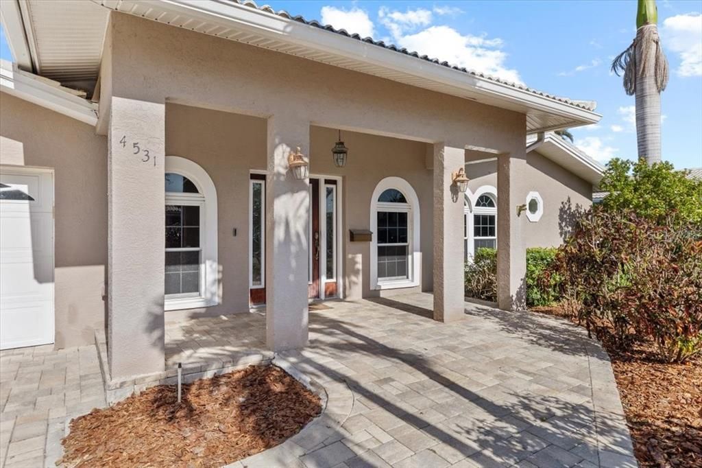 Под контрактом: $1,450,000 (5 спален, 2 ванн, 3082 Квадратных фут)