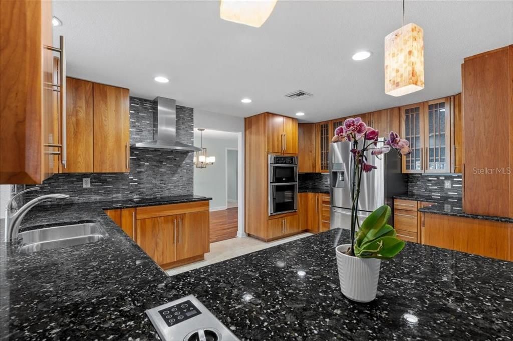 Под контрактом: $1,450,000 (5 спален, 2 ванн, 3082 Квадратных фут)