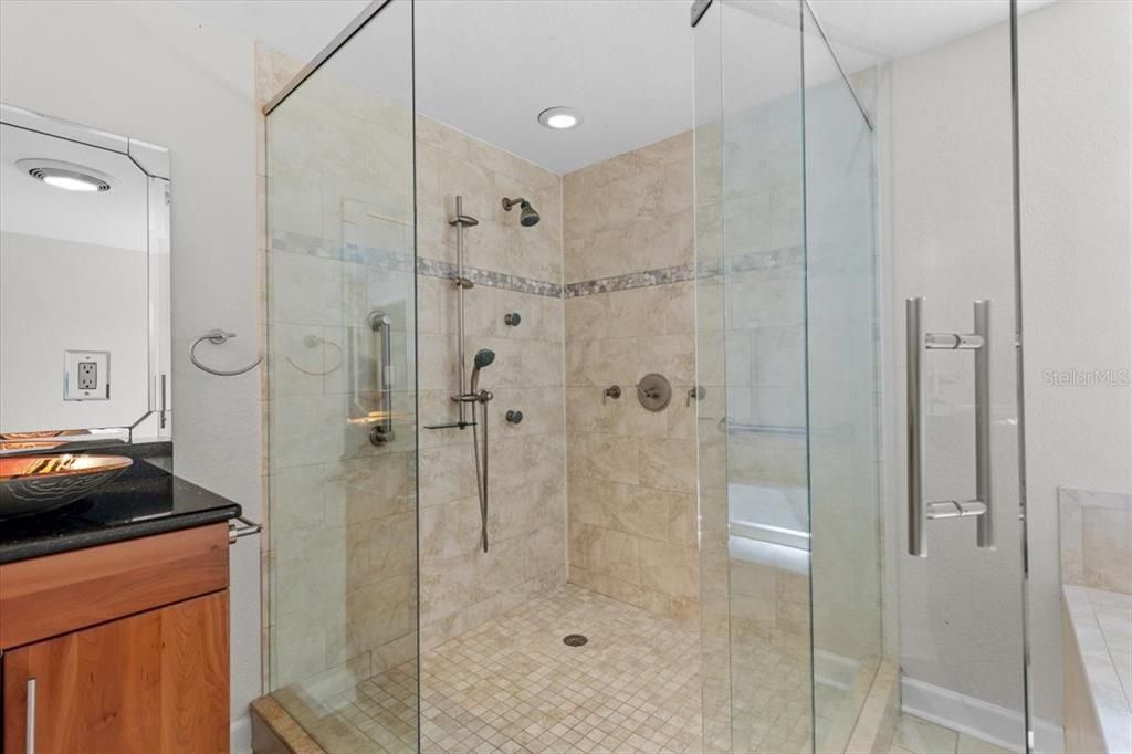 Под контрактом: $1,450,000 (5 спален, 2 ванн, 3082 Квадратных фут)