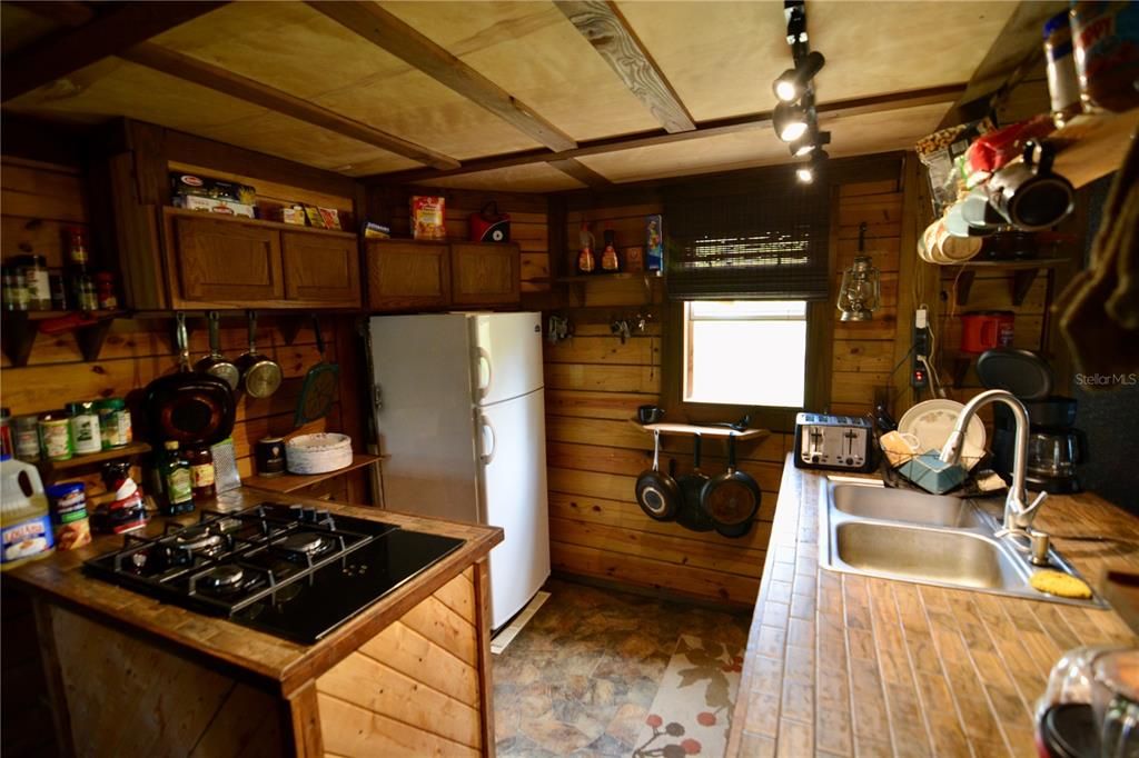 待售: $399,999 (93.63 acres)