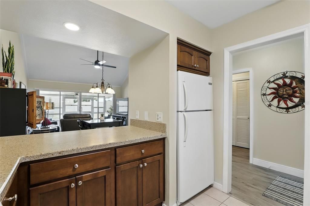 На продажу: $224,500 (2 спален, 2 ванн, 965 Квадратных фут)