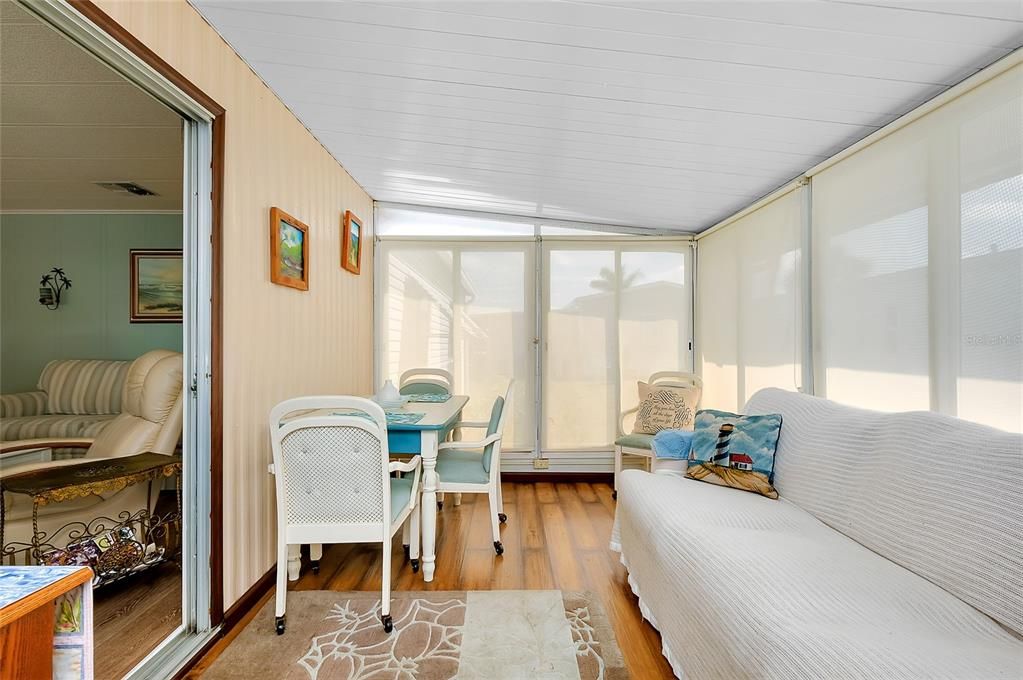 合同活跃: $158,000 (2 贝兹, 2 浴室, 960 平方英尺)