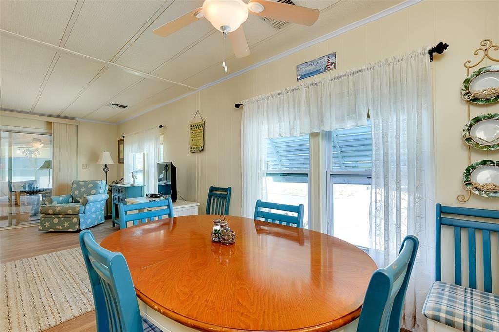 合同活跃: $158,000 (2 贝兹, 2 浴室, 960 平方英尺)