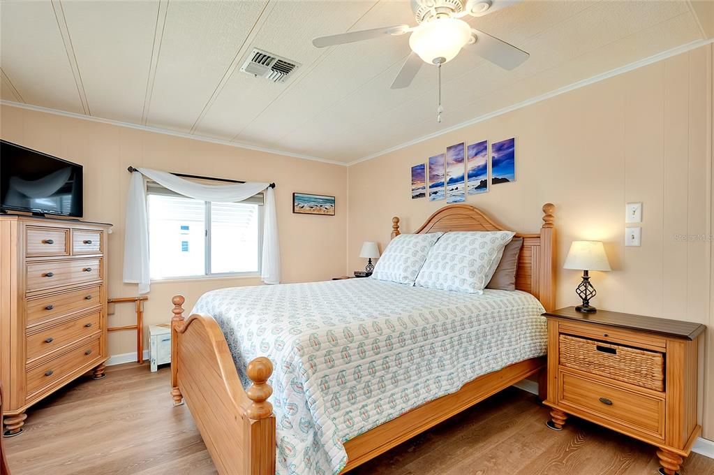 合同活跃: $158,000 (2 贝兹, 2 浴室, 960 平方英尺)