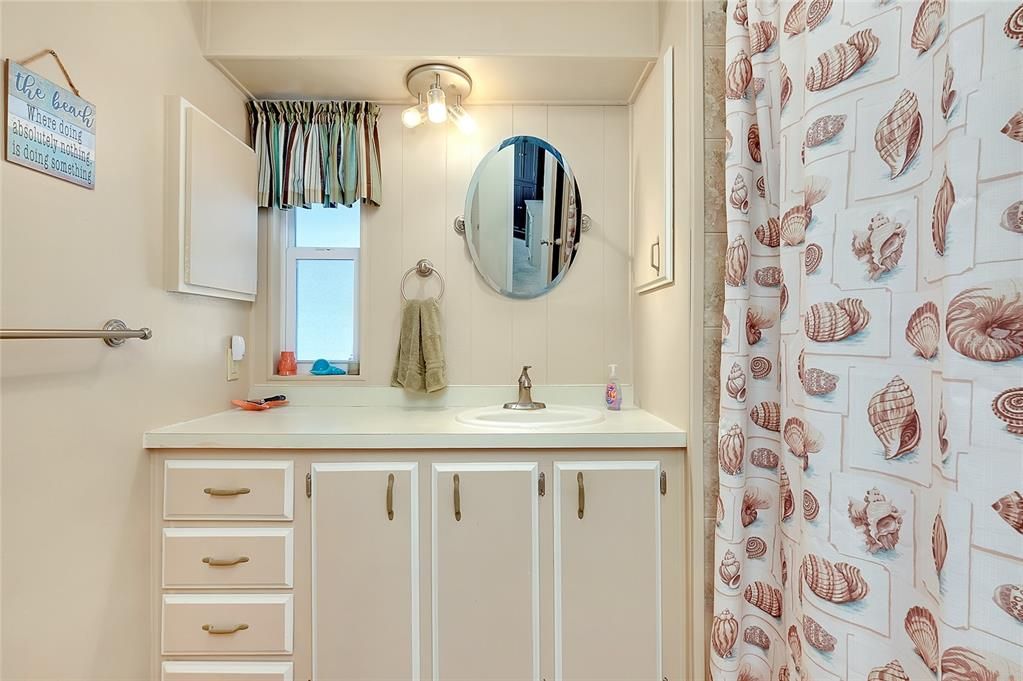 合同活跃: $158,000 (2 贝兹, 2 浴室, 960 平方英尺)