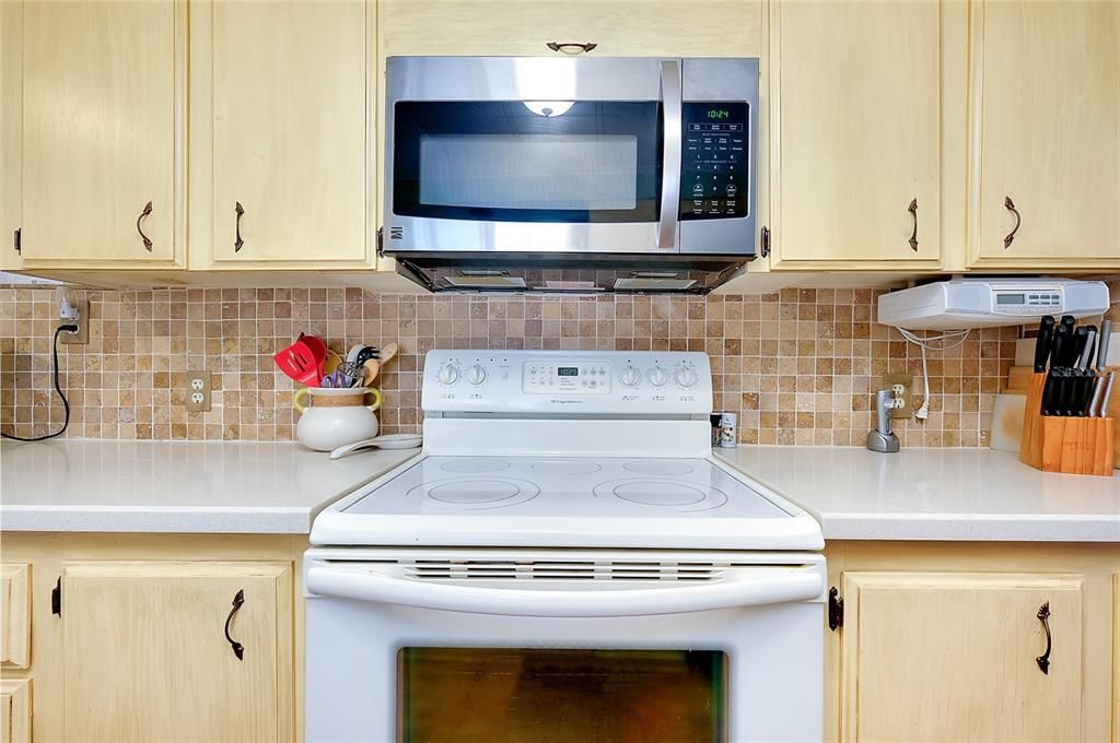 合同活跃: $158,000 (2 贝兹, 2 浴室, 960 平方英尺)