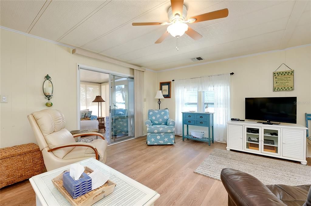 合同活跃: $158,000 (2 贝兹, 2 浴室, 960 平方英尺)