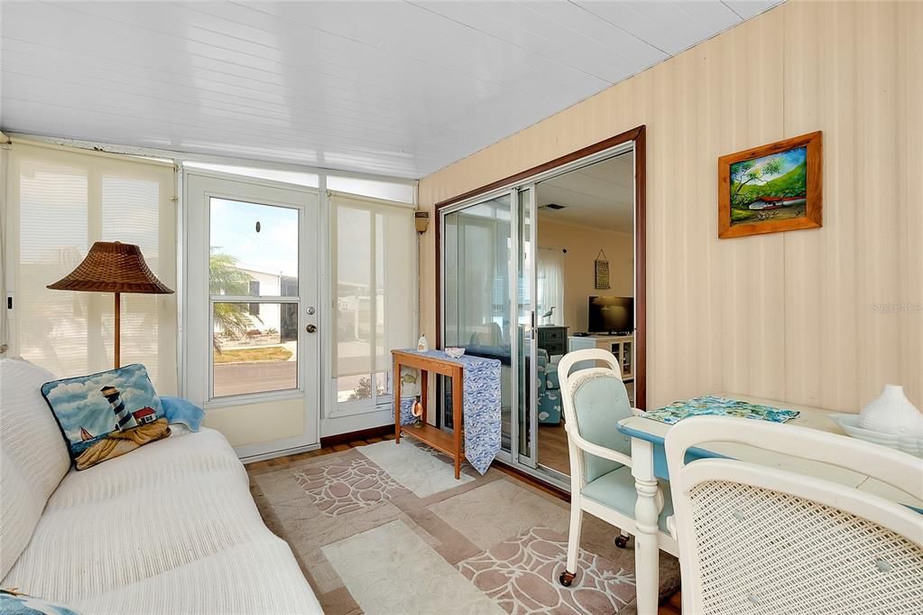 合同活跃: $158,000 (2 贝兹, 2 浴室, 960 平方英尺)