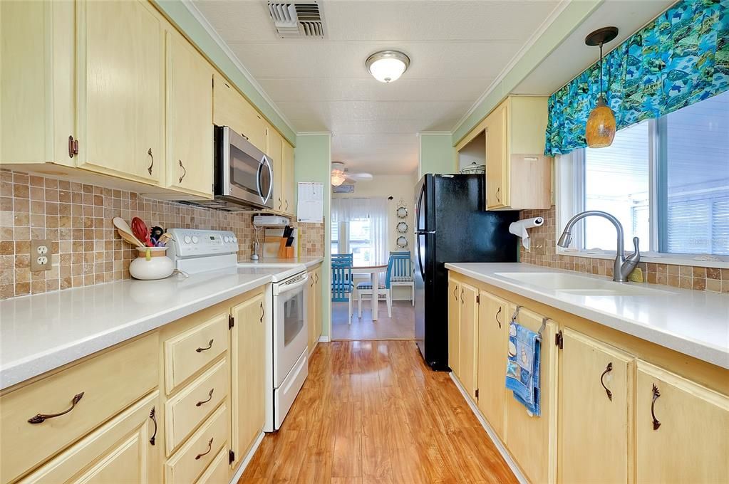 合同活跃: $158,000 (2 贝兹, 2 浴室, 960 平方英尺)