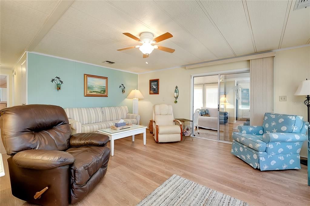 合同活跃: $158,000 (2 贝兹, 2 浴室, 960 平方英尺)