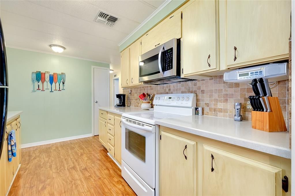 合同活跃: $158,000 (2 贝兹, 2 浴室, 960 平方英尺)