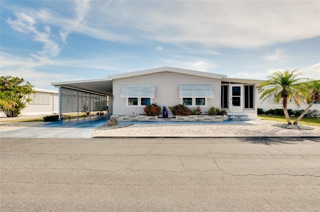 合同活跃: $158,000 (2 贝兹, 2 浴室, 960 平方英尺)