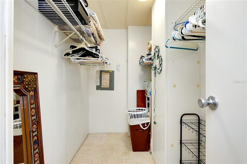 合同活跃: $158,000 (2 贝兹, 2 浴室, 960 平方英尺)