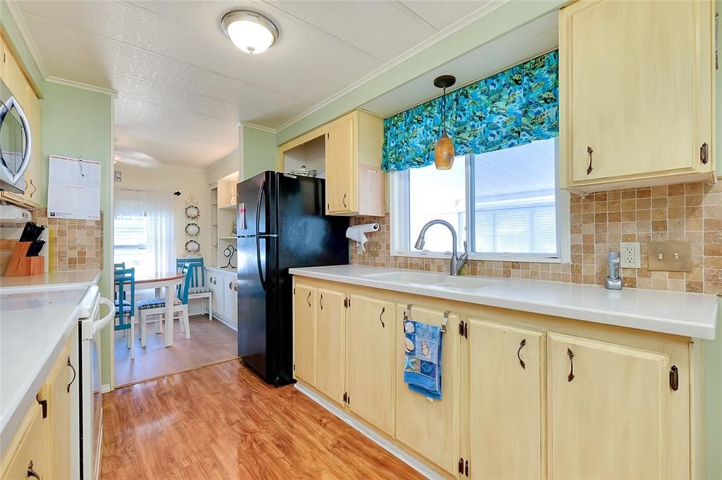 合同活跃: $158,000 (2 贝兹, 2 浴室, 960 平方英尺)