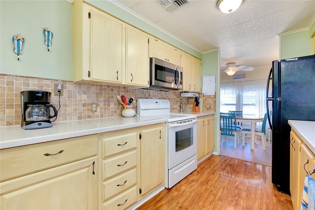 合同活跃: $158,000 (2 贝兹, 2 浴室, 960 平方英尺)