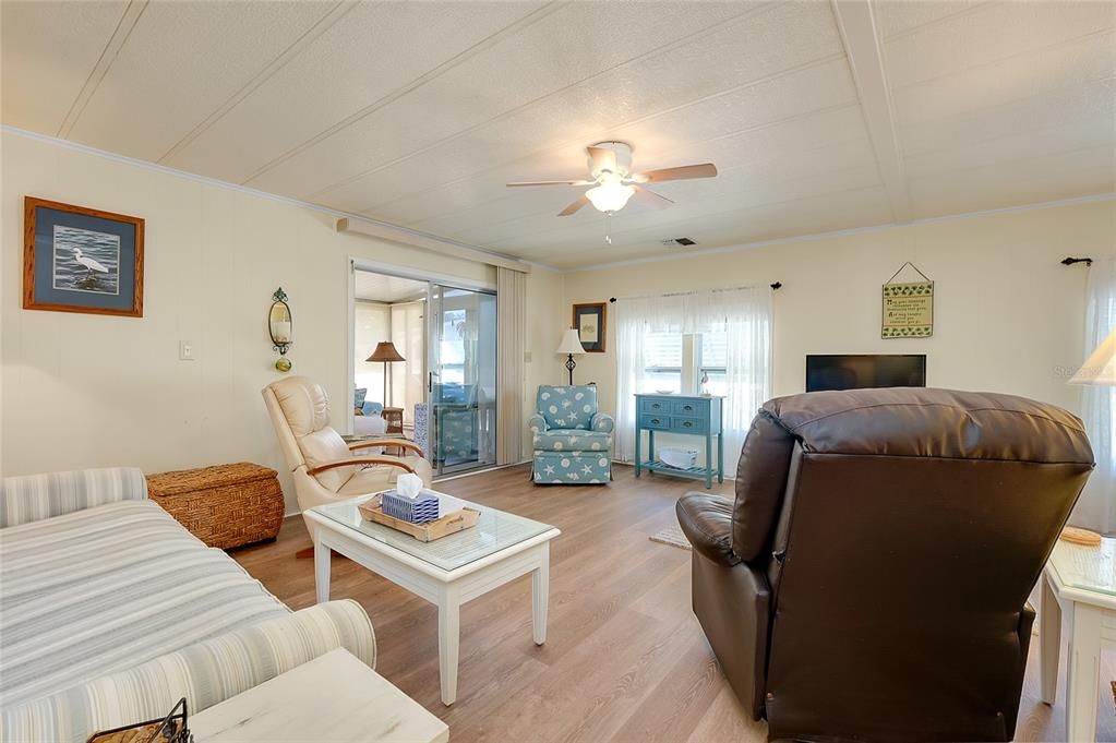 合同活跃: $158,000 (2 贝兹, 2 浴室, 960 平方英尺)