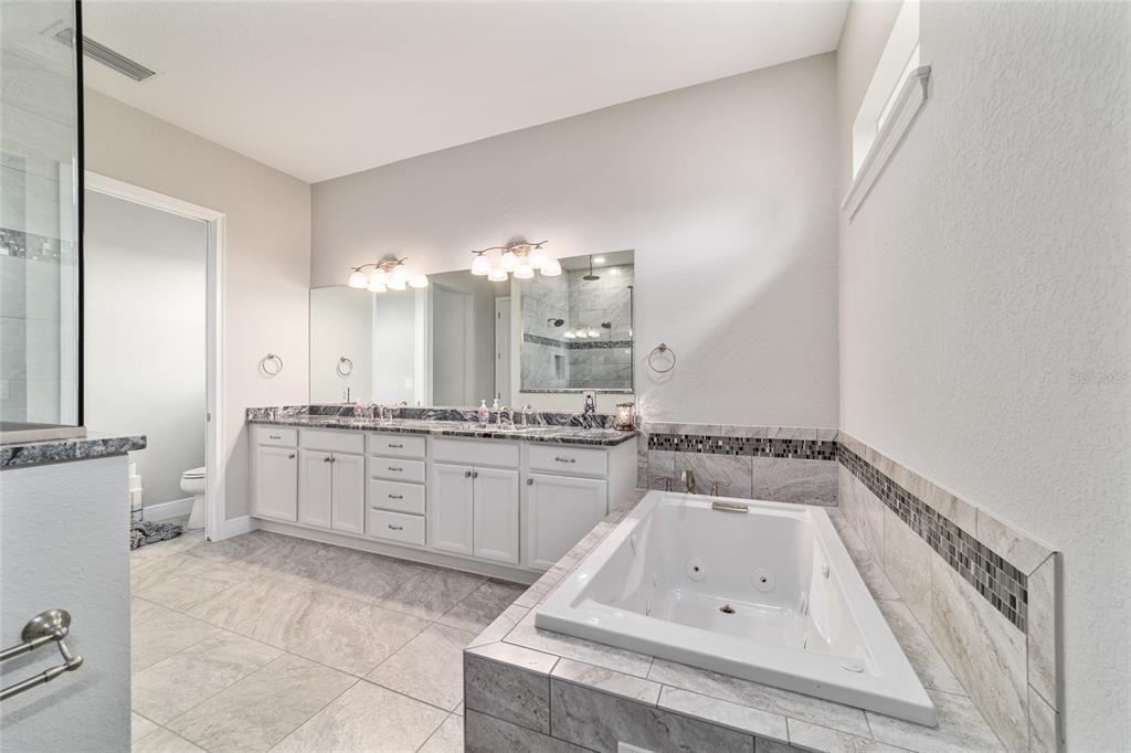 En Venta: $1,175,000 (3 camas, 3 baños, 2530 Pies cuadrados)