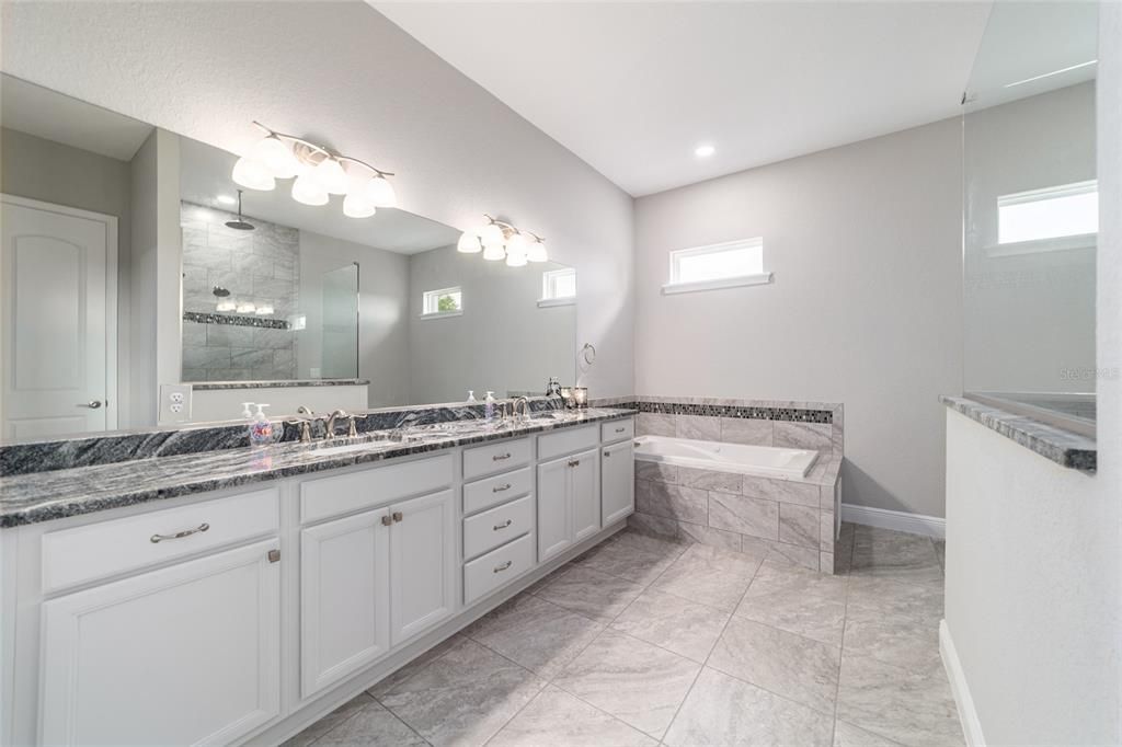 En Venta: $1,175,000 (3 camas, 3 baños, 2530 Pies cuadrados)