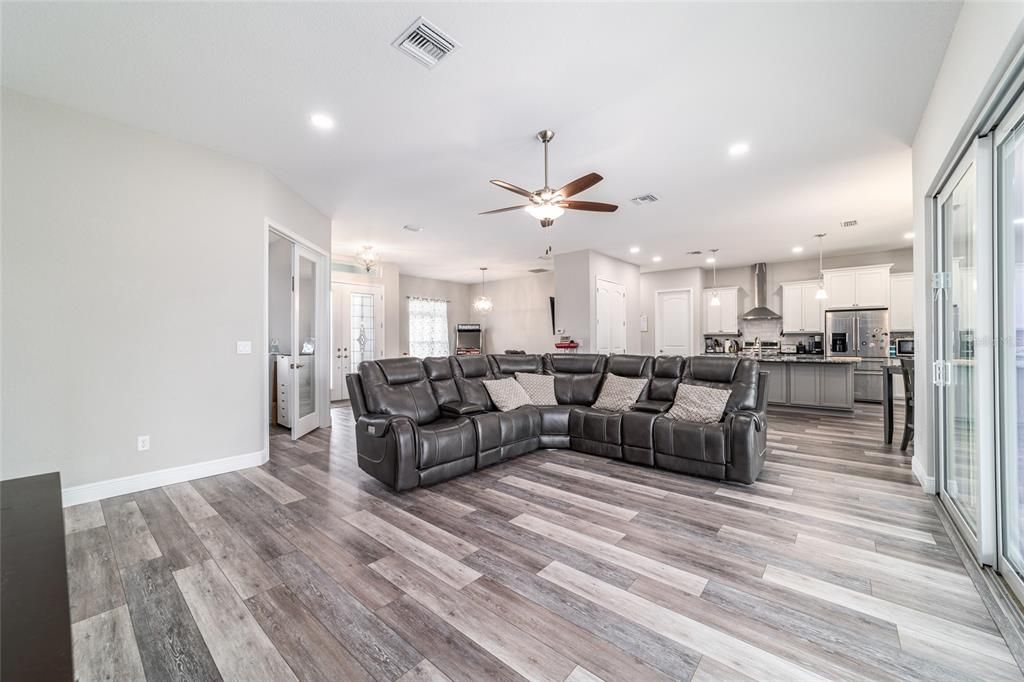 En Venta: $1,175,000 (3 camas, 3 baños, 2530 Pies cuadrados)