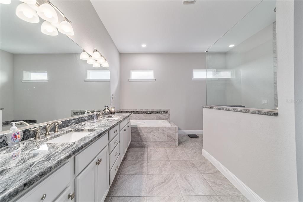 En Venta: $1,175,000 (3 camas, 3 baños, 2530 Pies cuadrados)