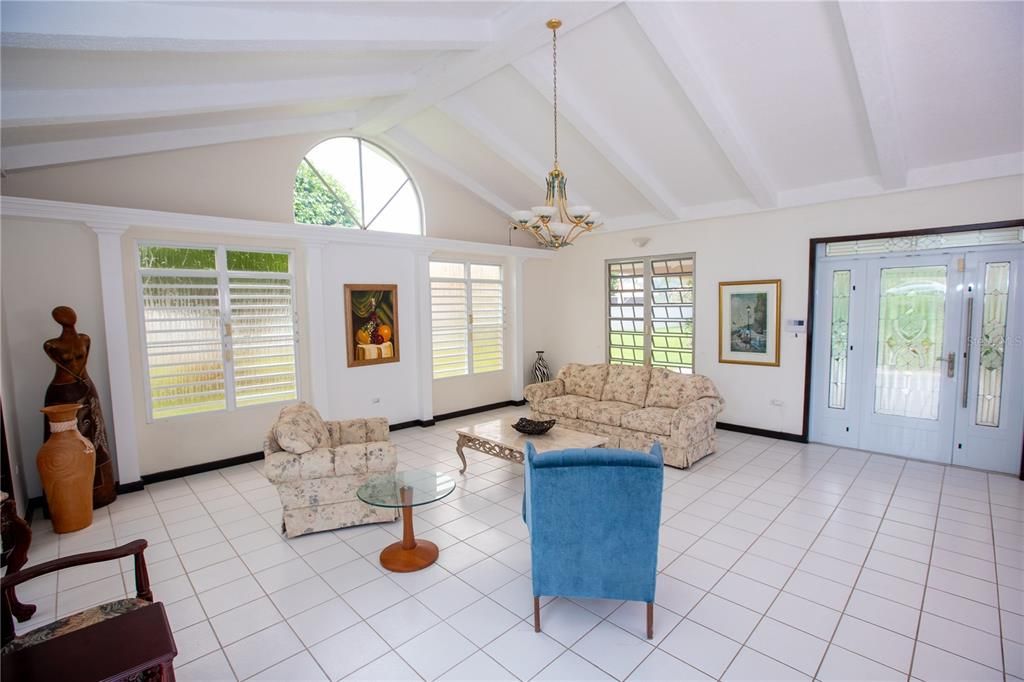 For Sale: $575,000 (3 beds, 3 baths, 2500 Square Feet)