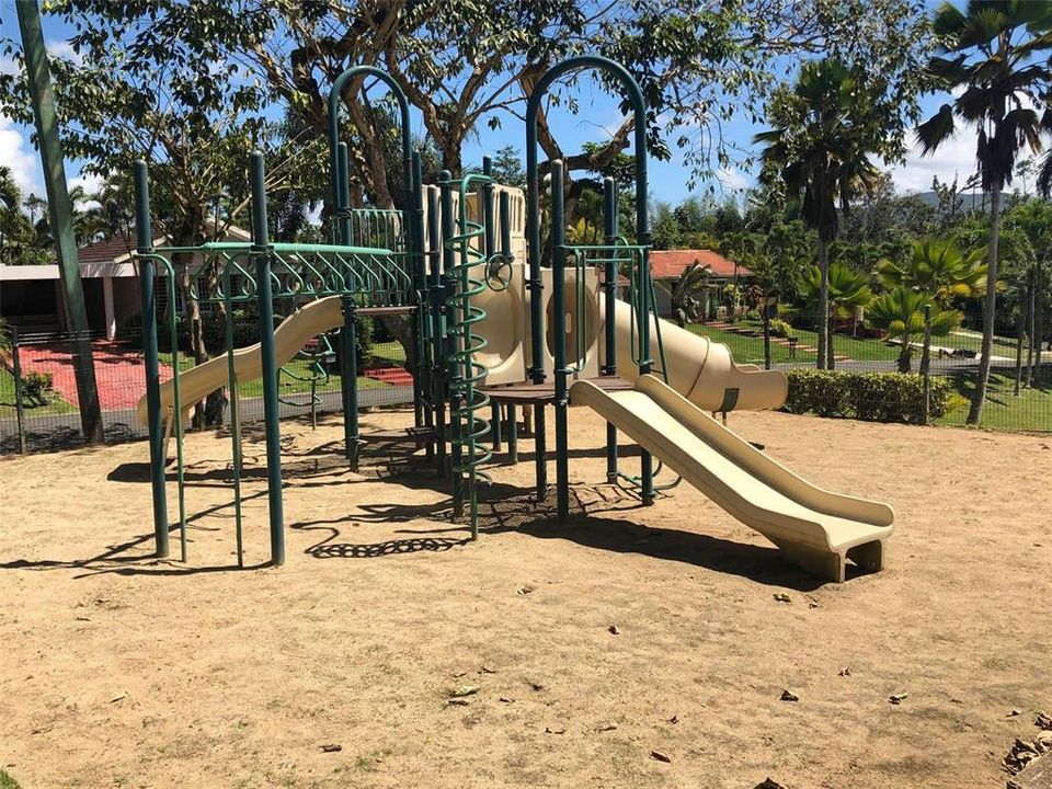 For Sale: $575,000 (3 beds, 3 baths, 2500 Square Feet)