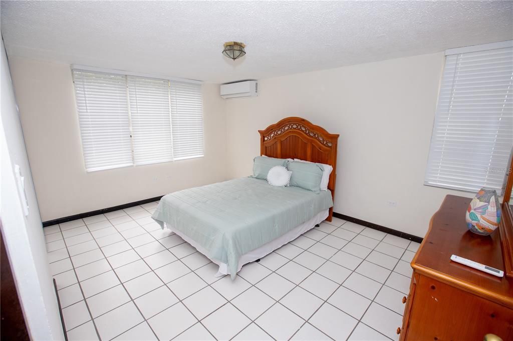 For Sale: $575,000 (3 beds, 3 baths, 2500 Square Feet)