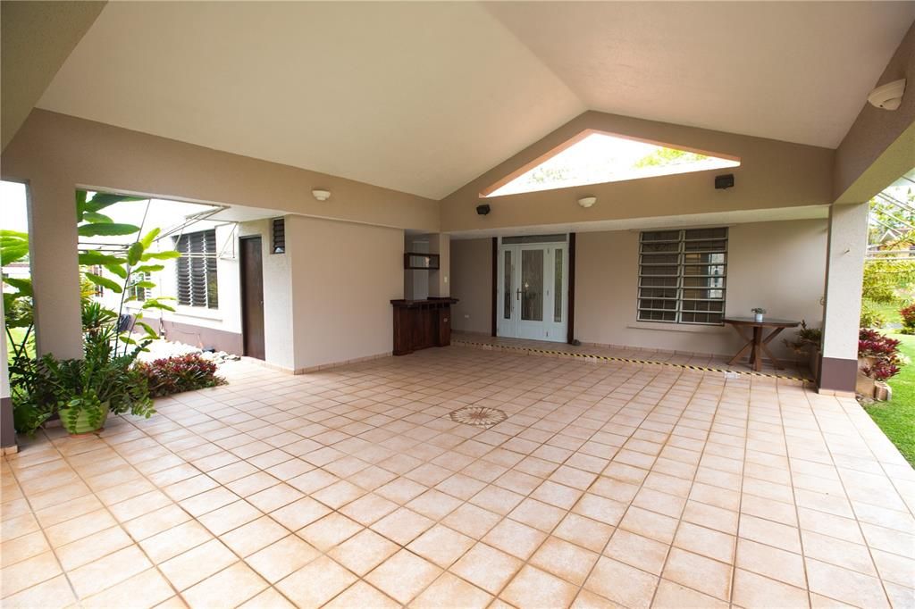 For Sale: $575,000 (3 beds, 3 baths, 2500 Square Feet)