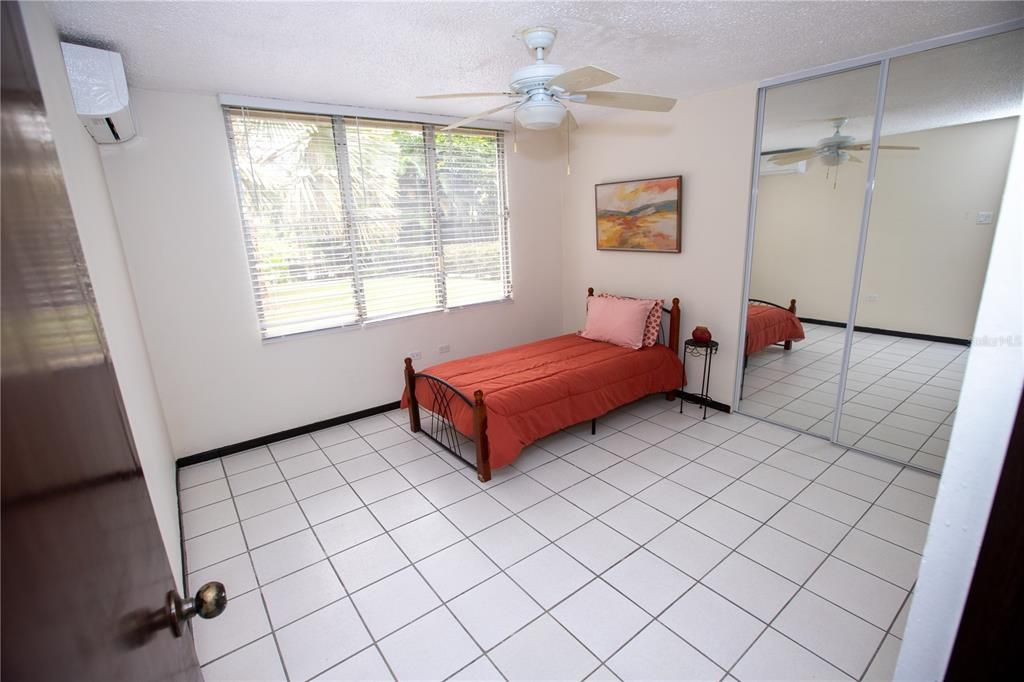 For Sale: $575,000 (3 beds, 3 baths, 2500 Square Feet)