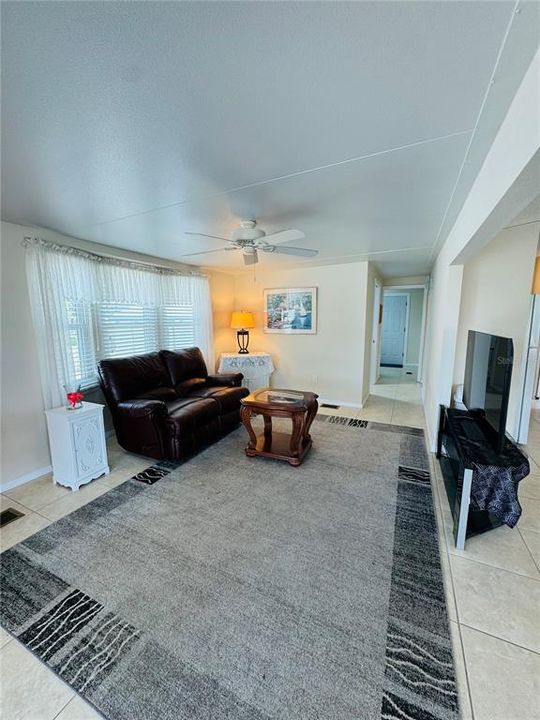 For Sale: $152,900 (1 beds, 2 baths, 455 Square Feet)