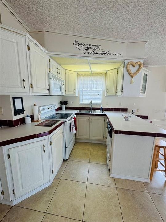 For Sale: $152,900 (1 beds, 2 baths, 455 Square Feet)