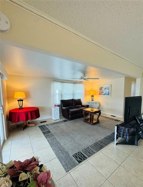 For Sale: $152,900 (1 beds, 2 baths, 455 Square Feet)