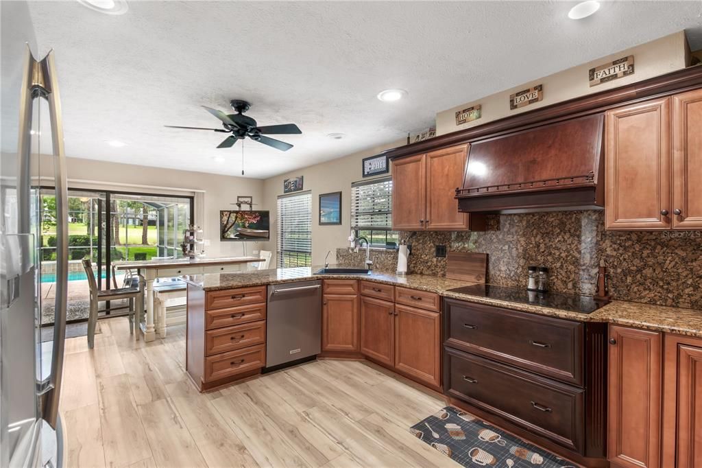 En Venta: $669,000 (3 camas, 2 baños, 2711 Pies cuadrados)