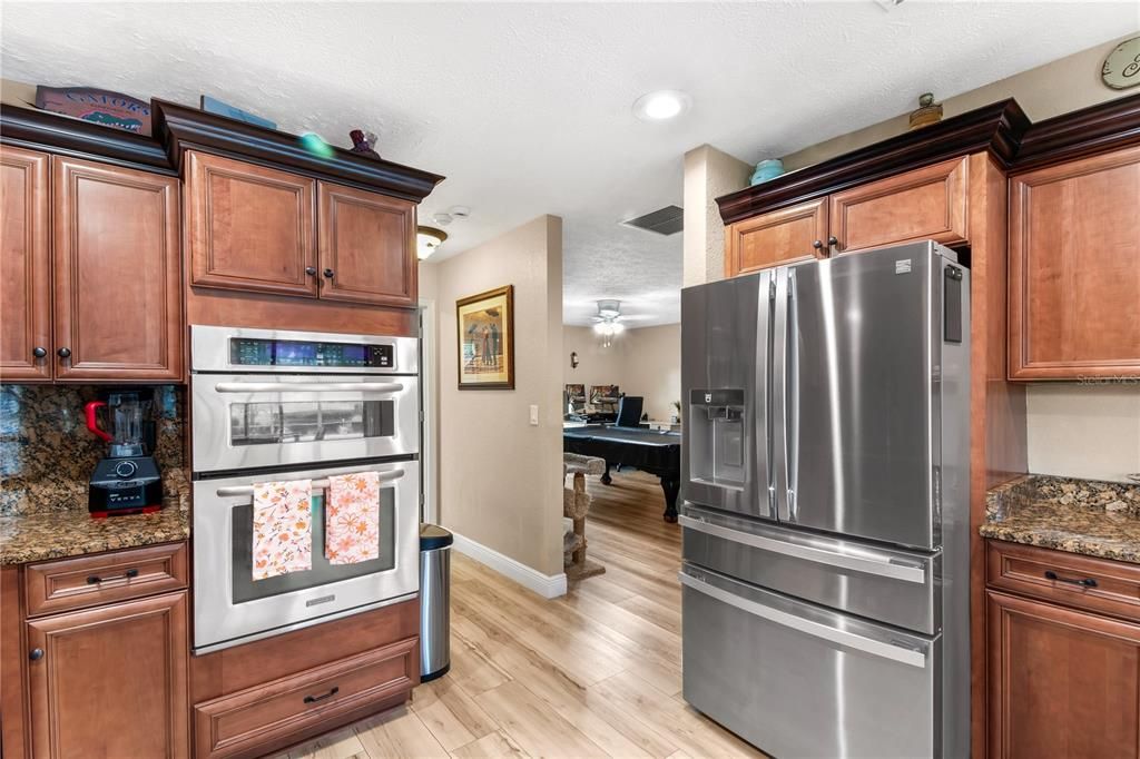 En Venta: $669,000 (3 camas, 2 baños, 2711 Pies cuadrados)