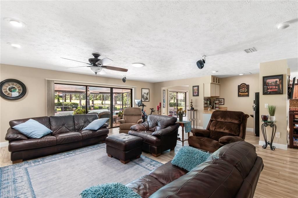 En Venta: $669,000 (3 camas, 2 baños, 2711 Pies cuadrados)