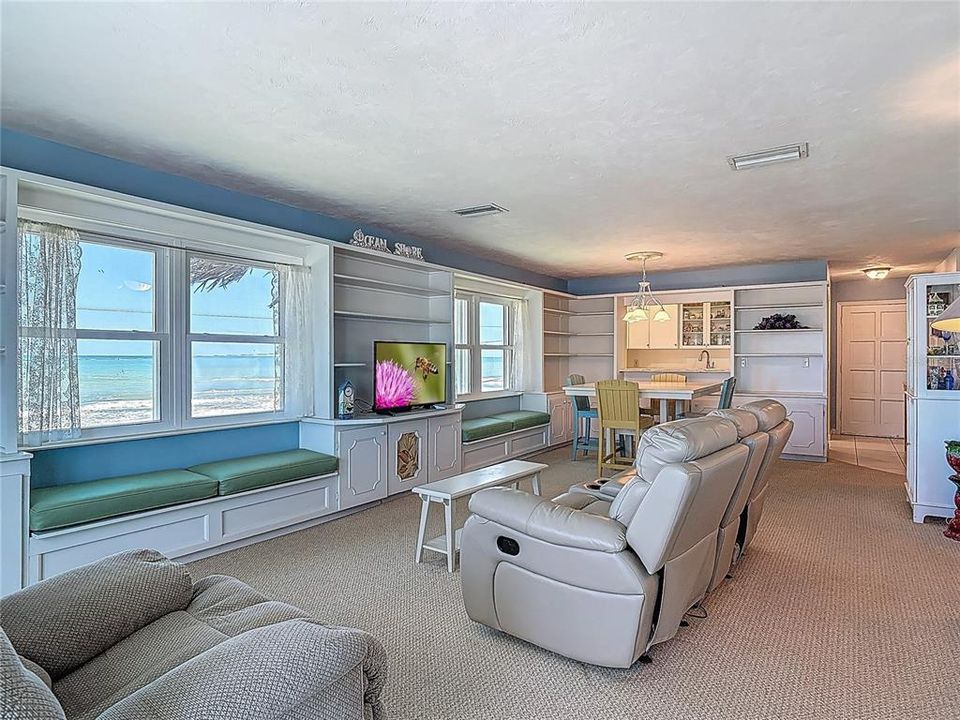 For Sale: $289,900 (2 beds, 2 baths, 1175 Square Feet)