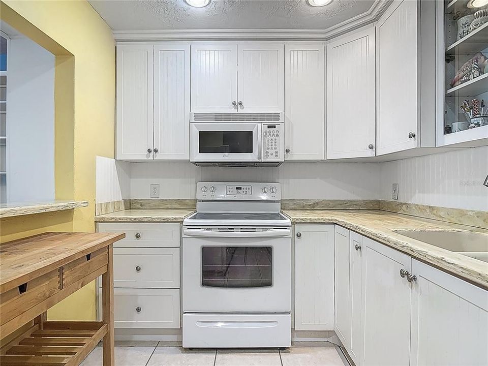 For Sale: $289,900 (2 beds, 2 baths, 1175 Square Feet)
