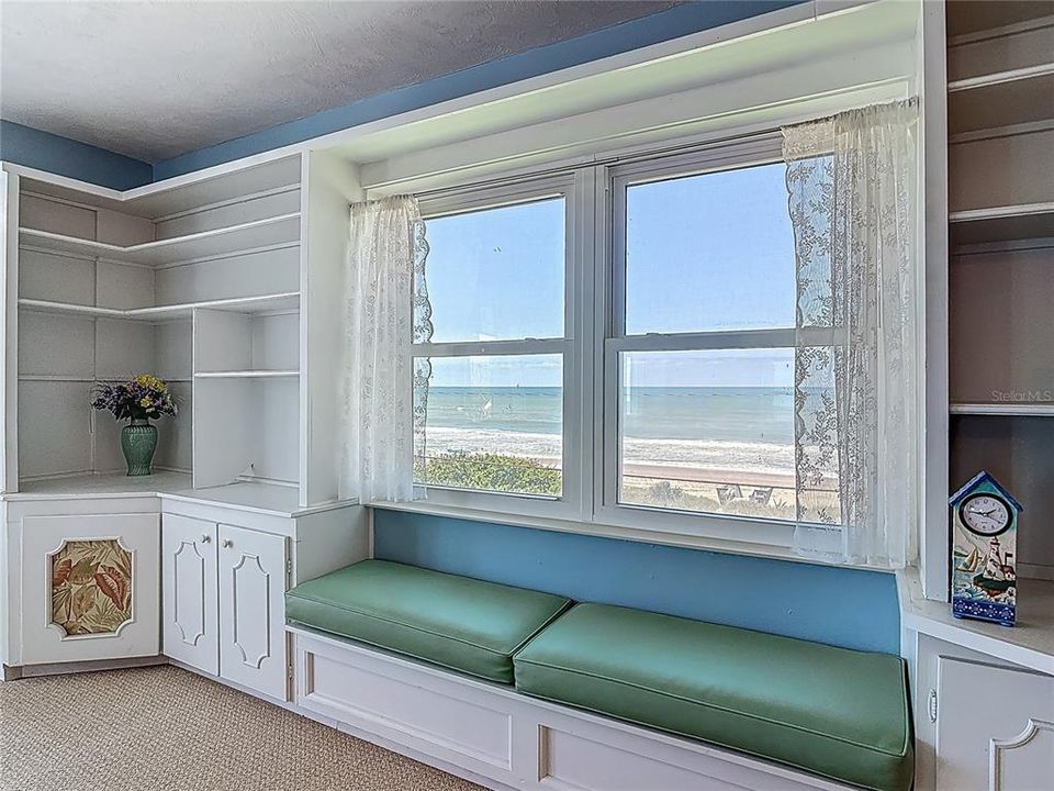 For Sale: $289,900 (2 beds, 2 baths, 1175 Square Feet)