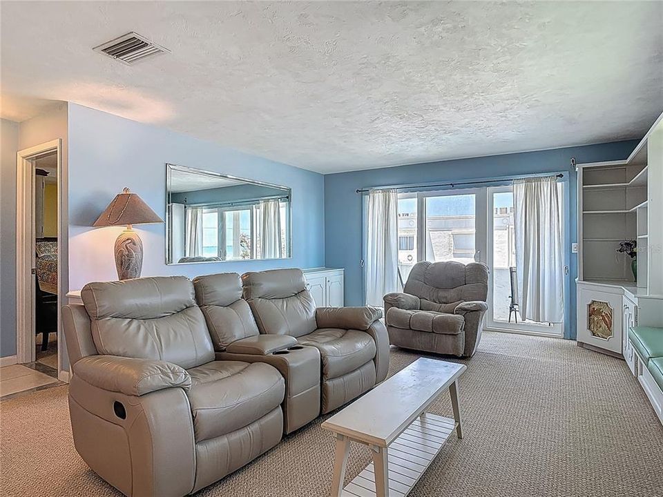 For Sale: $289,900 (2 beds, 2 baths, 1175 Square Feet)