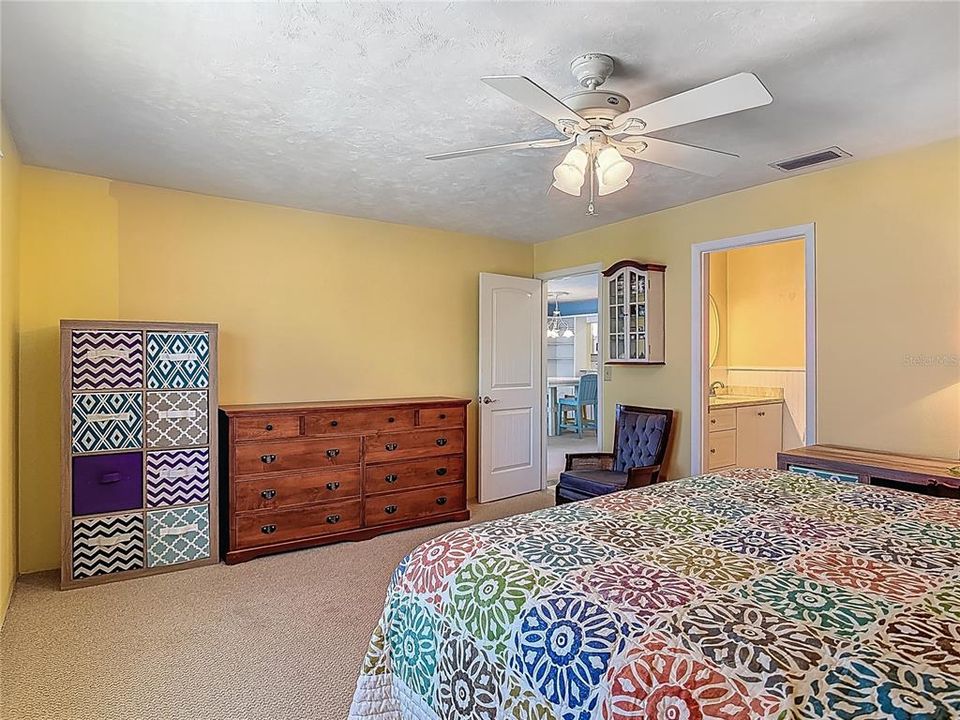 For Sale: $289,900 (2 beds, 2 baths, 1175 Square Feet)