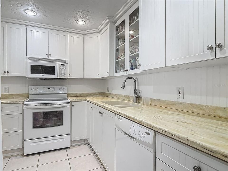 For Sale: $289,900 (2 beds, 2 baths, 1175 Square Feet)