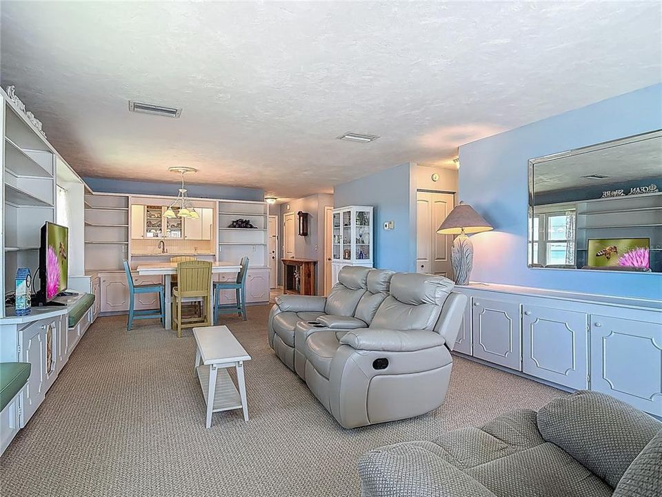 For Sale: $289,900 (2 beds, 2 baths, 1175 Square Feet)