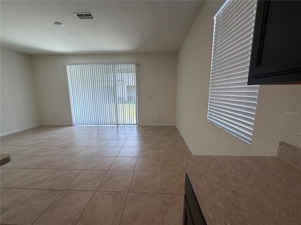 Activo con contrato: $1,900 (3 camas, 2 baños, 1680 Pies cuadrados)