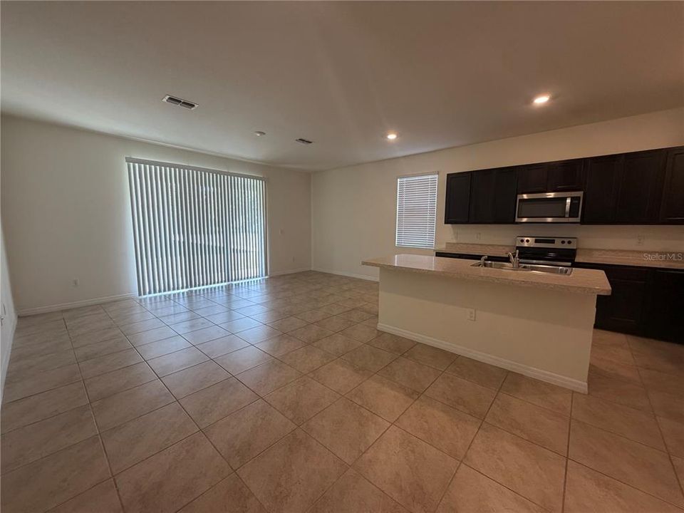 Activo con contrato: $1,900 (3 camas, 2 baños, 1680 Pies cuadrados)