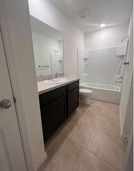 Activo con contrato: $1,900 (3 camas, 2 baños, 1680 Pies cuadrados)