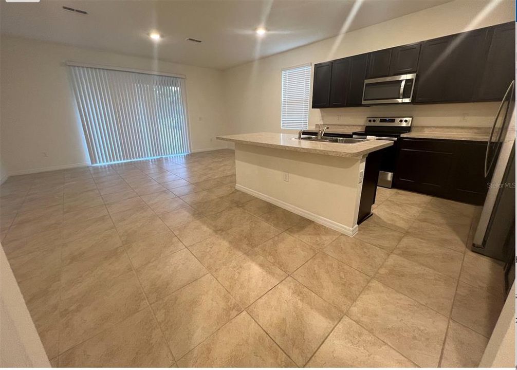 Activo con contrato: $1,900 (3 camas, 2 baños, 1680 Pies cuadrados)