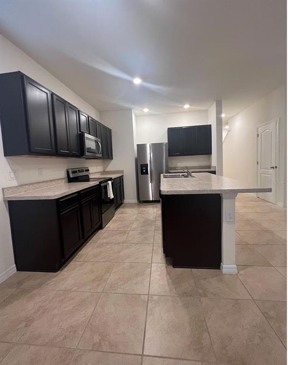 Activo con contrato: $1,900 (3 camas, 2 baños, 1680 Pies cuadrados)