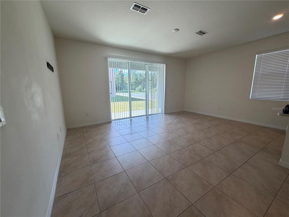 Activo con contrato: $1,900 (3 camas, 2 baños, 1680 Pies cuadrados)